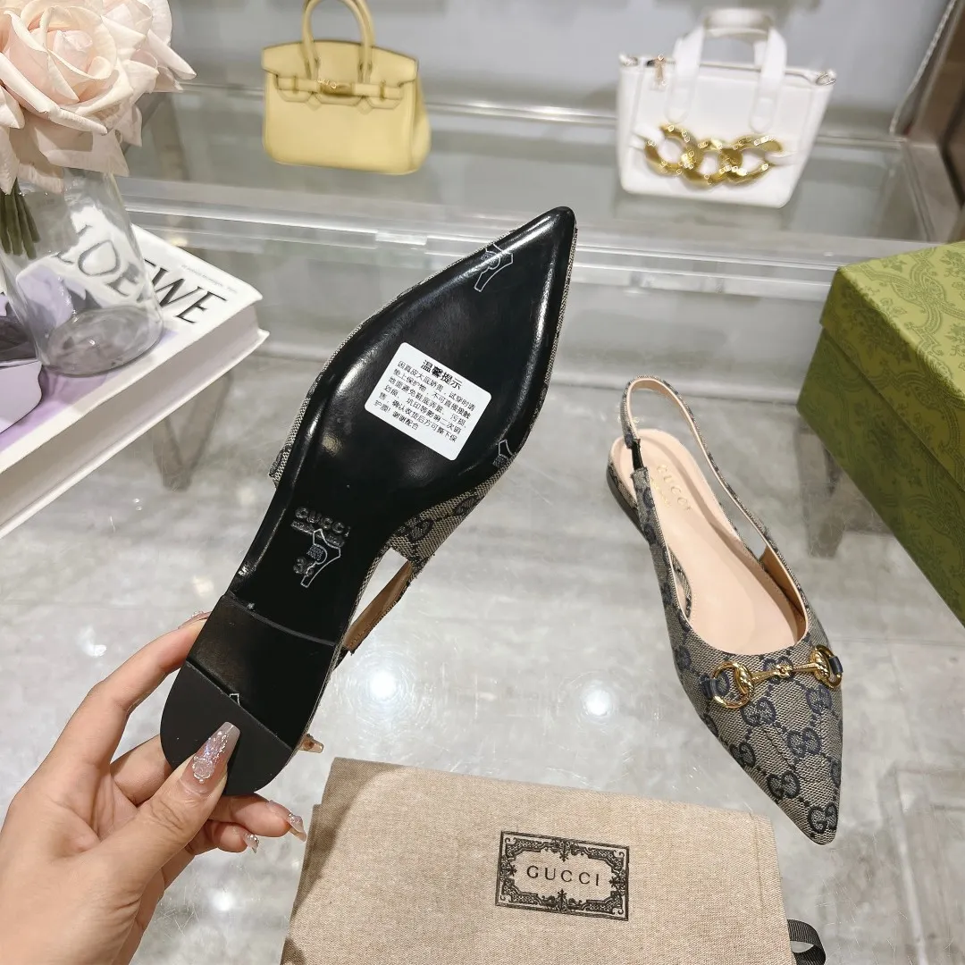 👟👟Ex-factory price 440👟👟 (genuine leather sole +40) Gucci Original GG canvas adds dazzling essence to these slingback pumps. Brown leather piping and light gold-toned hardware are complemented by beige and brown graphics. The pointed toe, elasticated straps and low heel all work together to create a comfortable fit. Upper: Made of first-layer imported patent cowhide/sheepskin lining. Outsole: Rubber non-slip outsole/genuine leather outsole. Size: 35-42 (34/41 42 customized, non-refundable)​